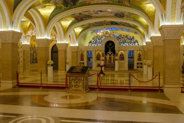 14 Haziran 2025 - Belgrad, Sırbistan. Kutsal düğün töreni için aksesuarlarla birlikte St. Sava Kilisesi 'nin mahzeninin içinde.