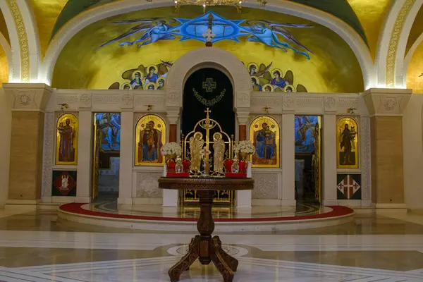 14 Haziran 2025 - Belgrad, Sırbistan. Kutsal düğün töreni için aksesuarlarla birlikte St. Sava Kilisesi 'nin mahzeninin içinde.