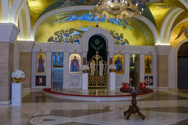 14 Haziran 2025 - Belgrad, Sırbistan. Kutsal düğün töreni için aksesuarlarla birlikte St. Sava Kilisesi 'nin mahzeninin içinde.