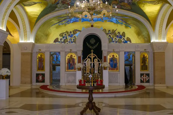 14 Haziran 2025 - Belgrad, Sırbistan. Kutsal düğün töreni için aksesuarlarla birlikte St. Sava Kilisesi 'nin mahzeninin içinde.