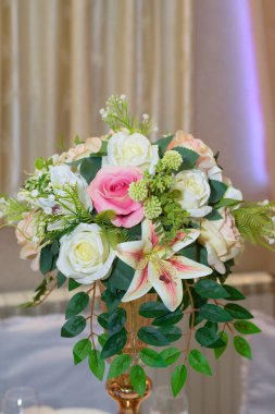 Çeşitli şenlik kutlamalarında masa dekorasyonu için yapılmış bir buket yapay çiçek.