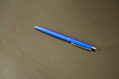 Siyah üzerine mavi renkli tükenmez kalemler. koyu arkaplan