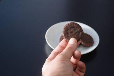 İki tarafı da çikolatalı bisküviler beyaz bir tabakta.