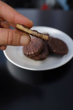 İki tarafı da çikolatalı bisküviler beyaz bir tabakta.
