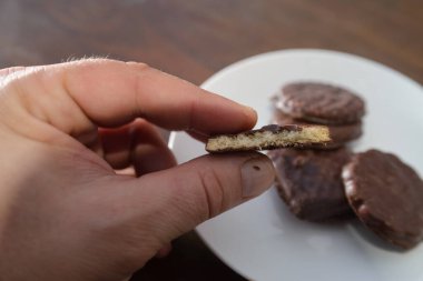 İki tarafı da çikolatalı bisküviler beyaz bir tabakta.