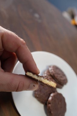 İki tarafı da çikolatalı bisküviler beyaz bir tabakta.
