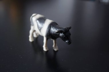 Siyah-beyaz evcil bir ineğin minyatür figürü karşı konulmaz bir şekilde köyü ve çocukluğu ve taze ev sütü tadını hatırlatıyor.