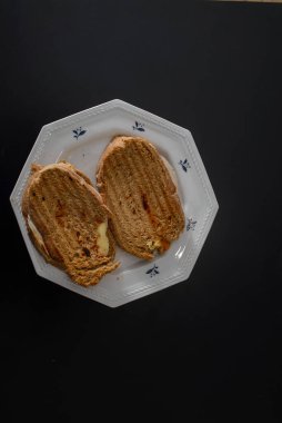 Jambonlu ev yapımı ekmek, içine yayılabilir peynir ve ketçap konmuş sandviçler. Güne başlamak ya da bitirmek için her zaman iyi olan ev yapımı yemekler..