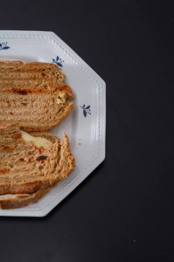 Jambonlu ev yapımı ekmek, içine yayılabilir peynir ve ketçap konmuş sandviçler. Güne başlamak ya da bitirmek için her zaman iyi olan ev yapımı yemekler..