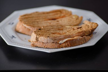 Jambonlu ev yapımı ekmek, içine yayılabilir peynir ve ketçap konmuş sandviçler. Güne başlamak ya da bitirmek için her zaman iyi olan ev yapımı yemekler..