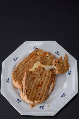 Jambonlu ev yapımı ekmek, içine yayılabilir peynir ve ketçap konmuş sandviçler. Güne başlamak ya da bitirmek için her zaman iyi olan ev yapımı yemekler..