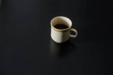 İyi bir ruh hali için bir fincan taze ve koyu ev yapımı kahve.