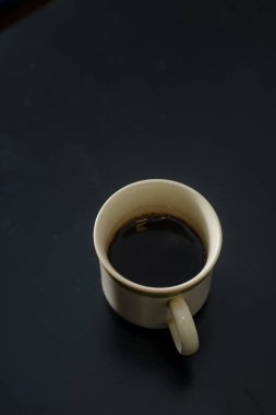 İyi bir ruh hali için bir fincan taze ve koyu ev yapımı kahve.