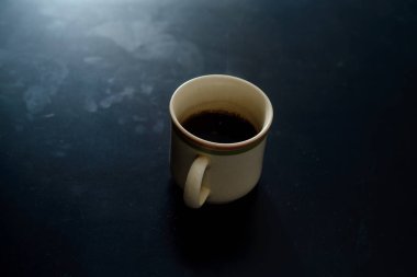 İyi bir ruh hali için bir fincan taze ve koyu ev yapımı kahve.