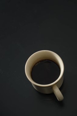 İyi bir ruh hali için bir fincan taze ve koyu ev yapımı kahve.