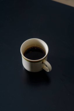 İyi bir ruh hali için bir fincan taze ve koyu ev yapımı kahve.