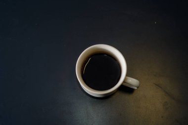 İyi bir ruh hali için bir fincan taze ve koyu ev yapımı kahve.