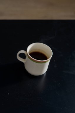 İyi bir ruh hali için bir fincan taze ve koyu ev yapımı kahve.