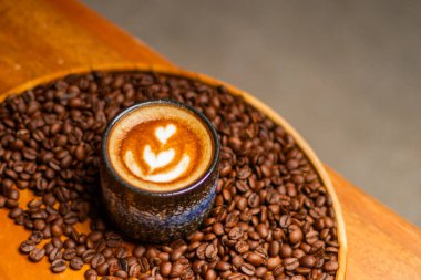 Kahve çekirdekli kafe latte.