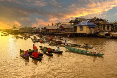 Martapura, Endonezya - 21 Eylül 2012 - Endonezya 'nın Ünlü Geleneksel Yüzen Pazarı
