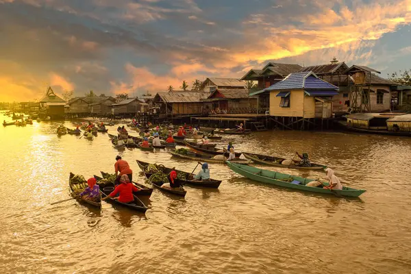 Martapura, Endonezya - 21 Eylül 2012 - Endonezya 'nın Ünlü Geleneksel Yüzen Pazarı