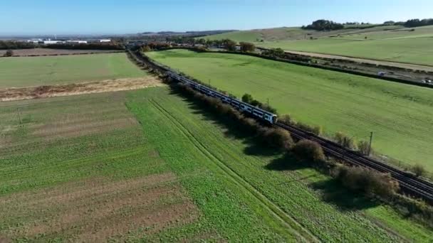 Commuter Train Speeding Countryside Великій Британії — стокове відео