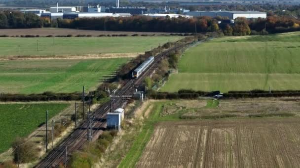 英国の田舎を通る通勤電車の速度 — ストック動画