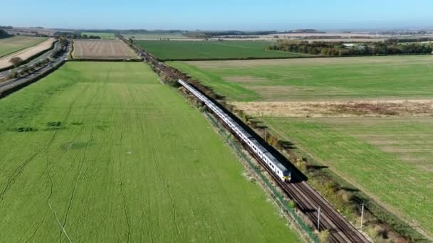 영국의 분계선을 통과하는 열차의 — 비디오