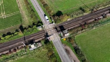 Hızlı Banliyö Treni Araçlarla Seviye Geçişi