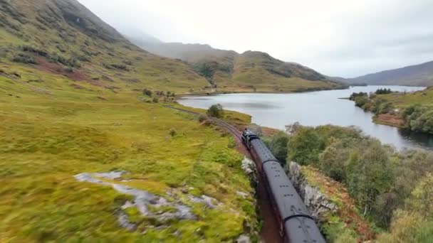 Comboio Vapor Escócia Passando Por Lago Famosa Rota — Vídeo de Stock