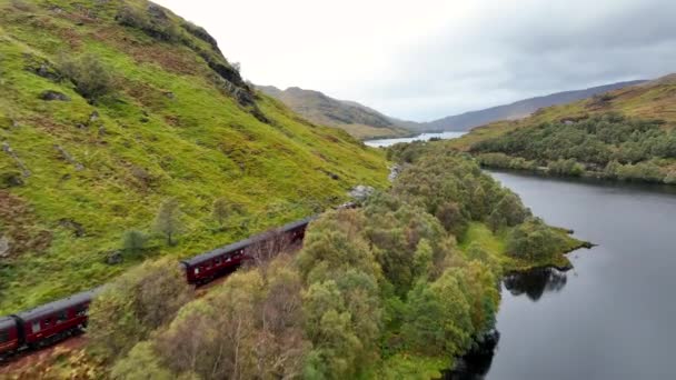 Паровой Поезд Шотландии Проходящий Мимо Озера Знаменитом Маршруте — стоковое видео