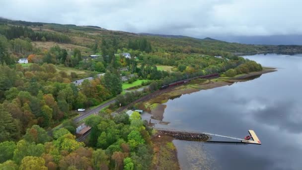 Pociąg Parowy Szkocji Przejeżdżający Przez Jezioro Słynnej Trasie — Wideo stockowe