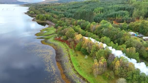 Pociąg Parowy Szkocji Przejeżdżający Przez Jezioro Słynnej Trasie Filmowej — Wideo stockowe