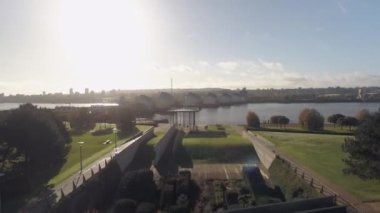 Thames Bariyeri, Londra 'yı yüksek gelgitler sırasında sel baskınlarından koruyor
