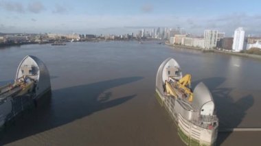 Londra 'nın Thames Bariyeri Yüksek Gelgitlere ve Sel Suyuna Karşı Bir Koruma
