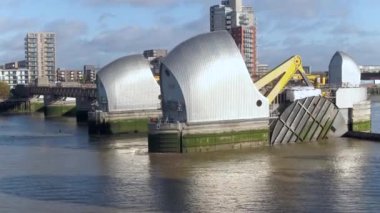 Thames Bariyeri, Londra 'yı yüksek gelgitler sırasında sel baskınlarından koruyor