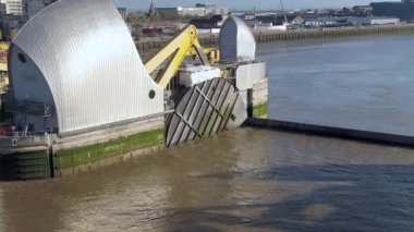 Thames Bariyeri, Londra 'yı yüksek gelgitler sırasında sel baskınlarından koruyor