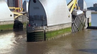 Londra 'nın Thames Bariyeri Yüksek Gelgitlere ve Sel Suyuna Karşı Bir Koruma