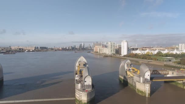 Φράγμα Του Τάμεση Προστατεύει Λονδίνο Από Πλημμύρες Κατά Διάρκεια Των — Αρχείο Βίντεο