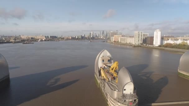 런던의 파도와 홍수로부터의 — 비디오