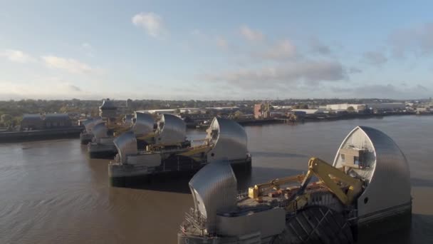 伦敦的泰晤士河屏障抵御高潮水 — 图库视频影像