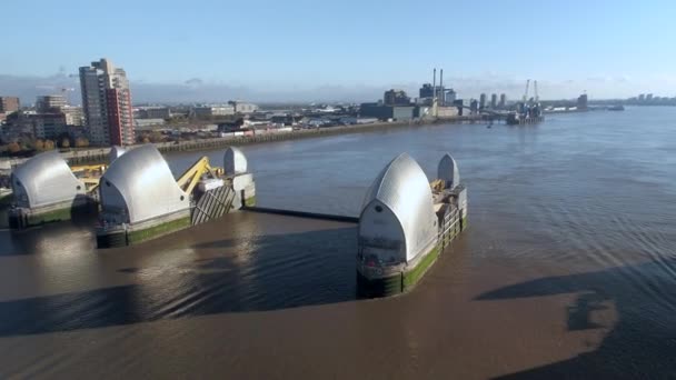 泰晤士河屏障保护伦敦在高潮时不被洪水淹没 — 图库视频影像