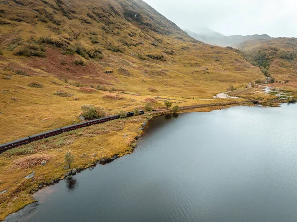 Parní Vlak Projíždějící Kolem Loch Hor Podzim — Stock fotografie