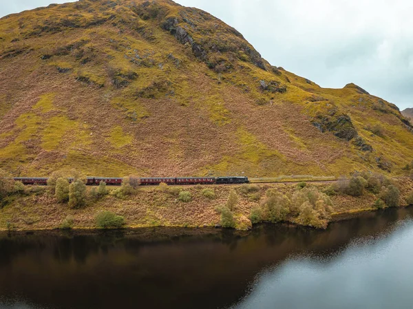 Паровой Поезд Шотландии Проходящий Мимо Озера Горах — стоковое фото