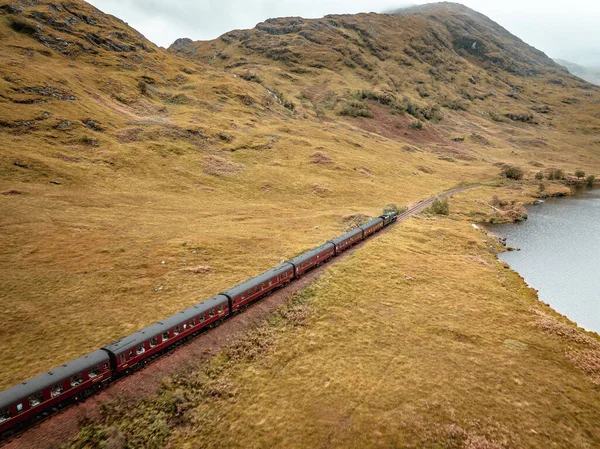 Dampfzug Fährt Herbst Einem Loch Und Bergen Vorbei — Stockfoto