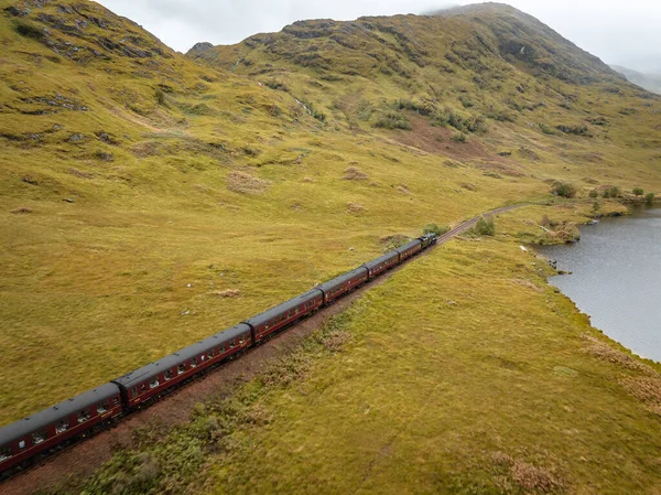 Dampfzug Fährt Herbst Einem Loch Und Bergen Vorbei — Stockfoto