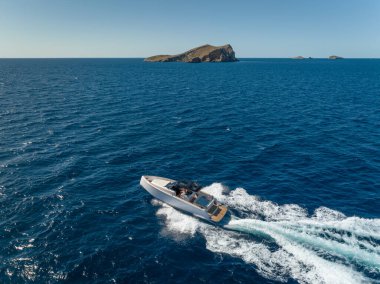 Motorlu Tekne Yazın Okyanusta Hızla Hızlanıyor
