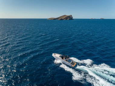 Motorlu Tekne Yazın Okyanusta Hızla Hızlanıyor