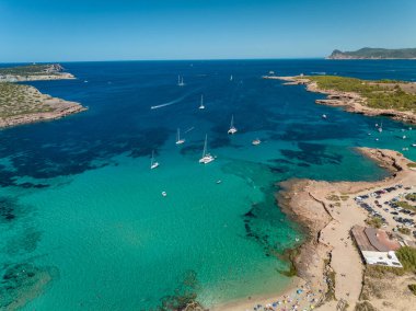 Yazın Cala Bassa 'da İbiza Sahili