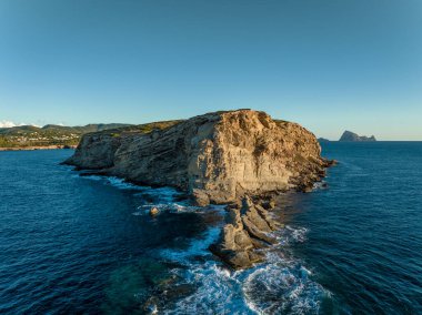 Rocky Adası Gün batımında okyanusa atlıyor